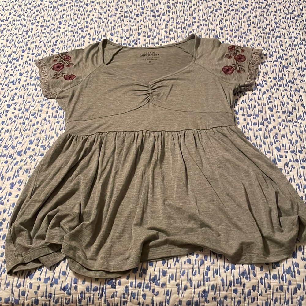 Grey floral sleeve top